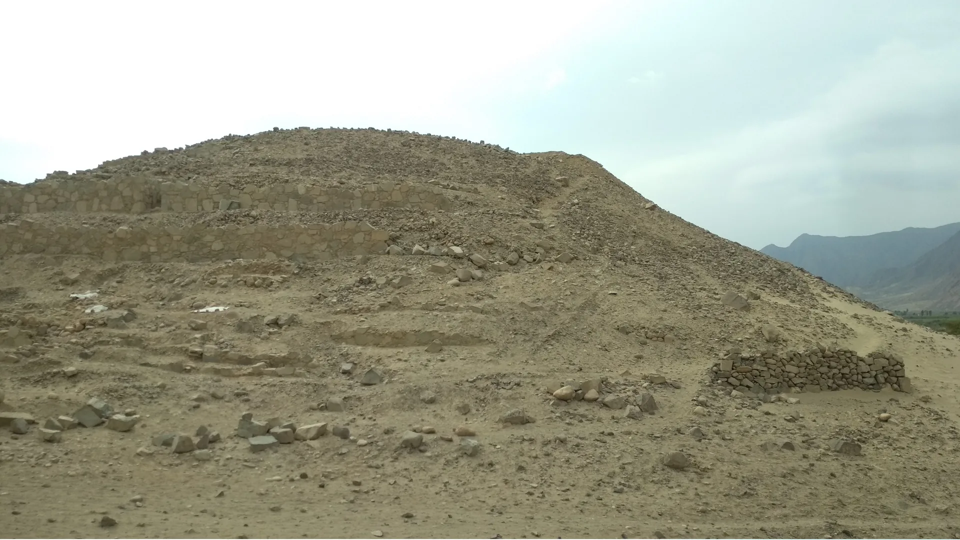 Starobylé hliněné pyramidy v Caralu v pouštním údolí v Peru
