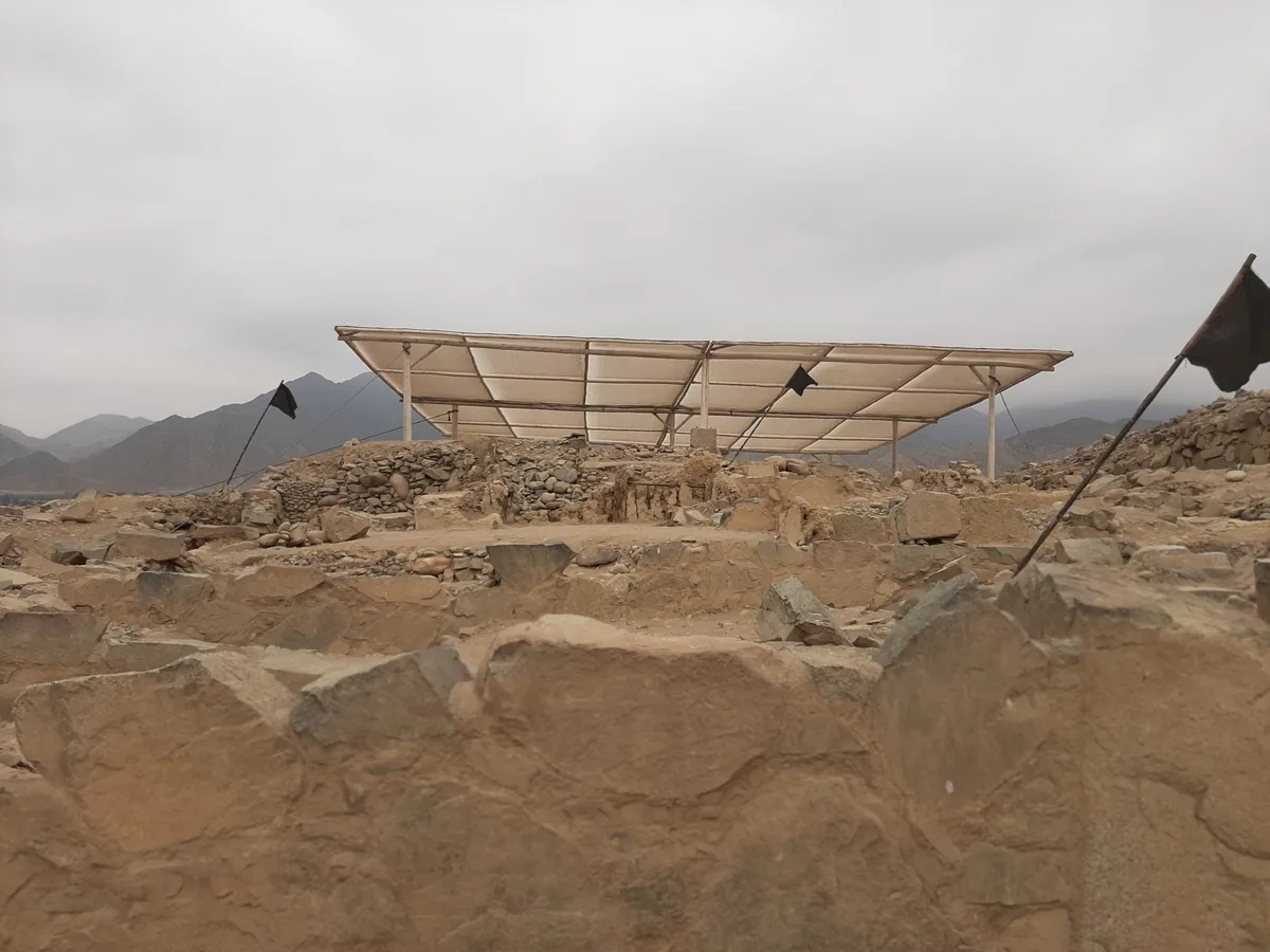 Hliněná stupňovitá pyramida v Caralu s kamenným schodištěm
